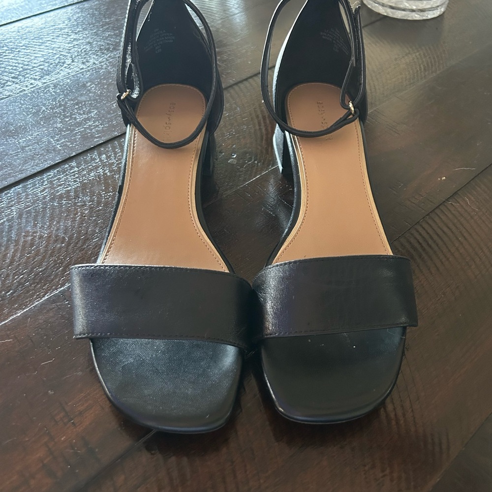 Elegant Black Flat Sandals with Ankle Strap